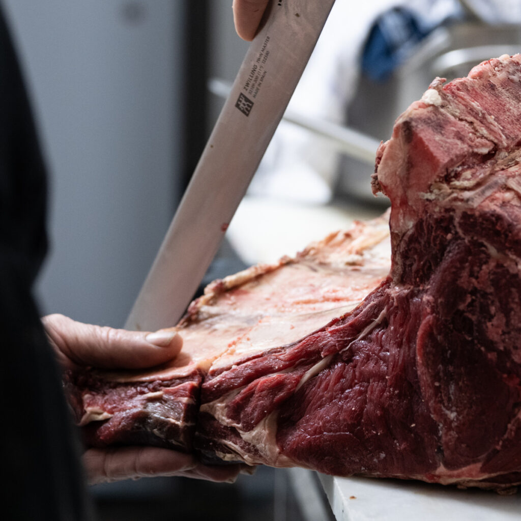 Découpe de la côte de bœuf du restaurant Le Patio - Table Pyrénéenne - Ax les Thermes