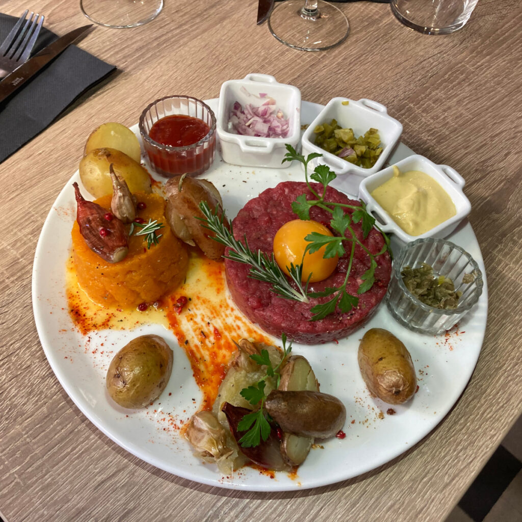 Tartare de boeuf du restaurant Le Patio - Table Pyrénéenne - Ax les Thermes